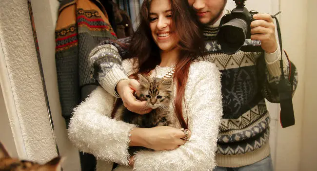 couple-adopted-rescue-cat650 Couple adopted new rescue cat